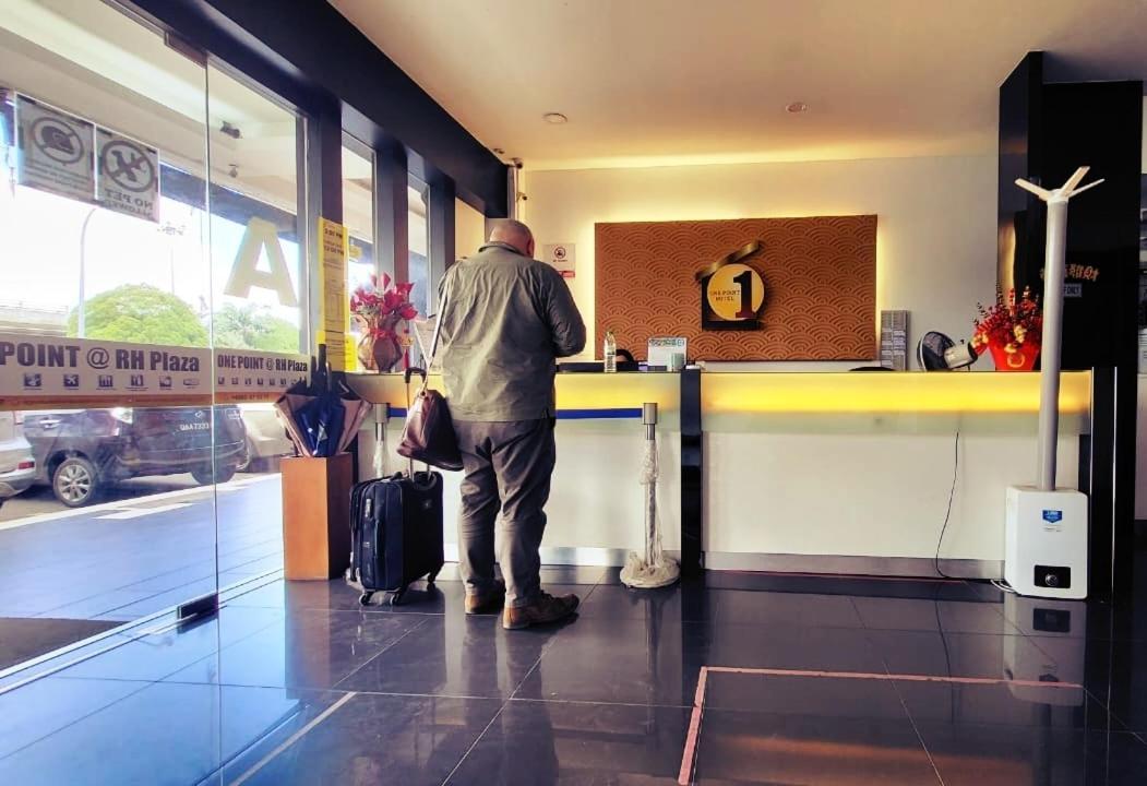 One Point Hotel Кучинг Экстерьер фото