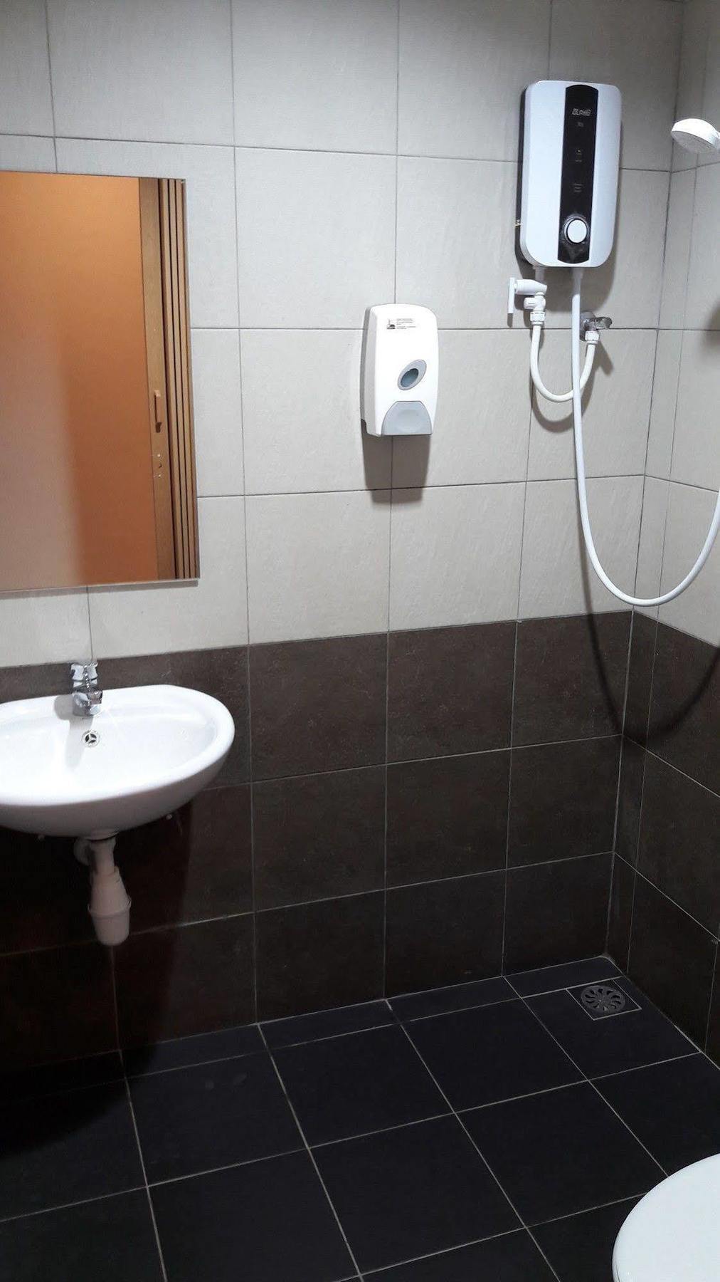 One Point Hotel Кучинг Экстерьер фото